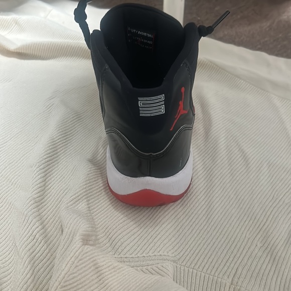 Jordan Bred 11s size 5 women - Picture 4 of 7